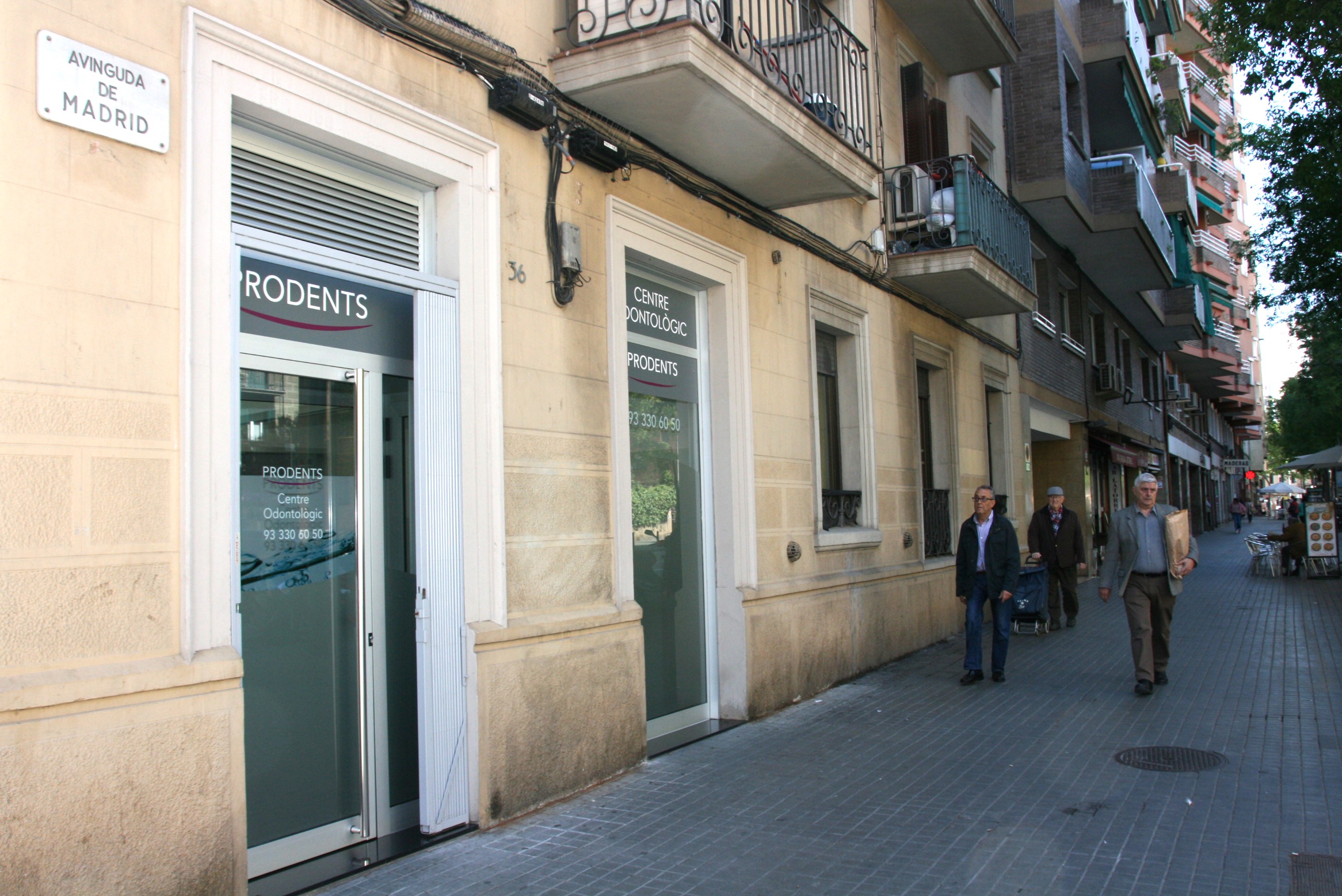 Exterior clínica dental Prodents cantonada Avinguda de Madrid